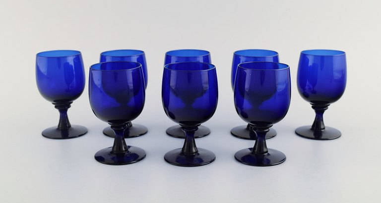 Monica Bratt for Reijmyre. Otte sherry glas i blåt mundblæst kunstglas. 1950