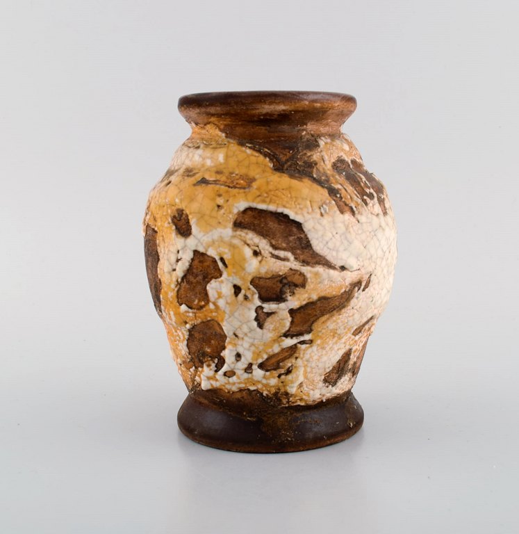 Louis Dage (1885-1961), fransk keramiker. Unika vase i glaseret keramik. Smuk glasur i brune og lyse jordnuancer. 1930