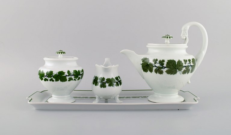 Meissen Green Ivy Vine Leaf. Teapot, sugar bowl, cream jug and serving tray in hand-painted porcelain. 1940s.
