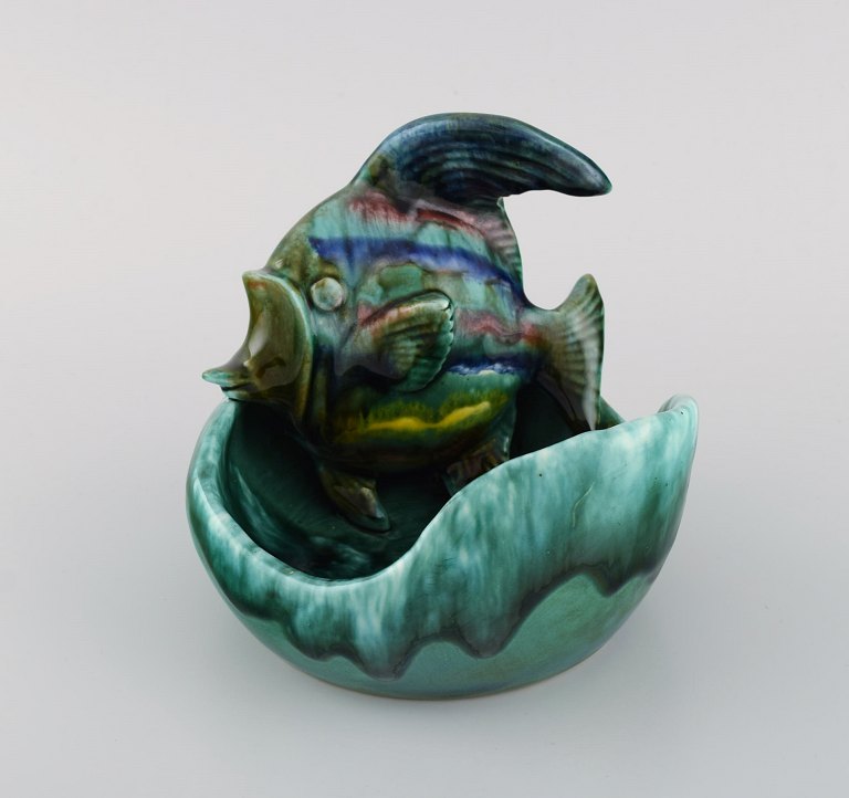Belgian studio ceramicist. Bowl in glazed ceramics modeled with fish. Beautiful glaze in shades of blue-green. 1960s / 70s.