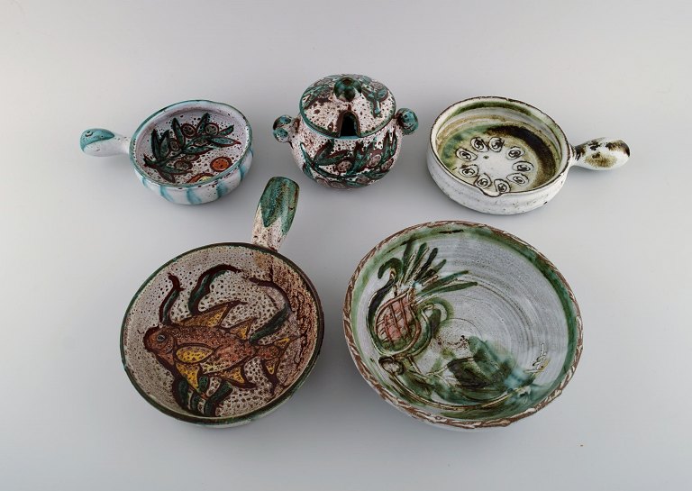 Bowl, lidded jar and three crème brûlée bowls with handles in hand-painted glazed stoneware. Belgium, 1960s / 70s.
