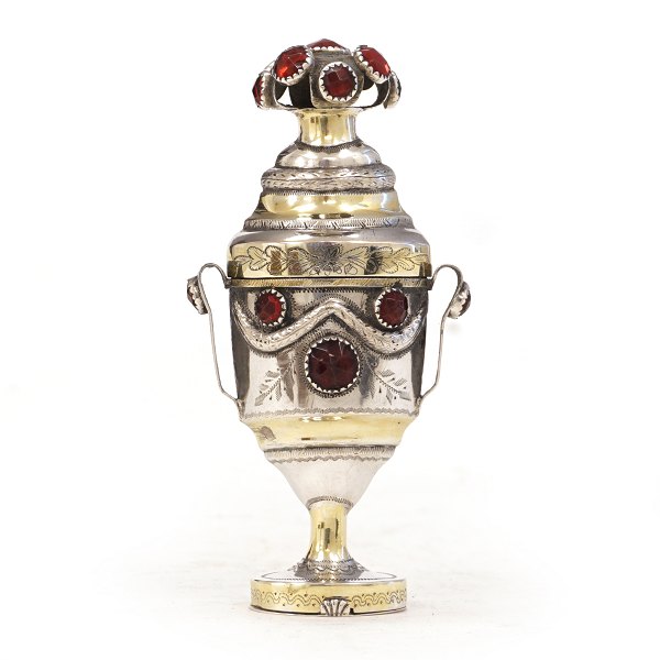 Hovedvandsæg i delvist forgyldt sølv prydet med flusser. Mester: Thomas Jensen, 1796-1825, Aabenraa. H: 11,4cm