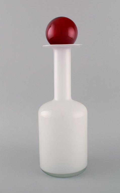 Otto Brauer for Holmegaard. Vase/flaske i hvidt kunstglas med rød kugle. 1960