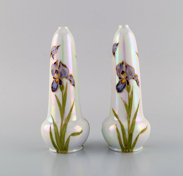 Heubach, Tyskland. To antikke art nouveau vaser i porcelæn med håndmalede 
blomster. Ca 1900.
