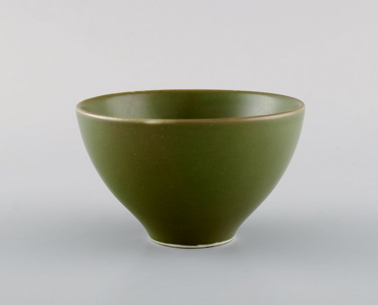 Gerd Bøgelund for Royal Copenhagen. Bowl in glazed ceramics with lotus flower in relief. Beautiful glaze in shades of green. Mid-20th century.