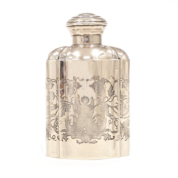 Tedåse i sølv med talrige dekorationer. Mathias Møller, Haderslev, 1842-68. H: 13,4cm. V: 123,5gr