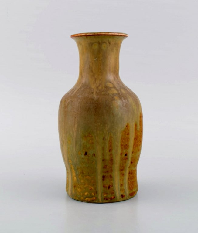 Patrick Nordström (1870-1929). Unique vase in glazed ceramics. Islev, own workshop. Beautiful glaze in light earth tones. Dated 1923.