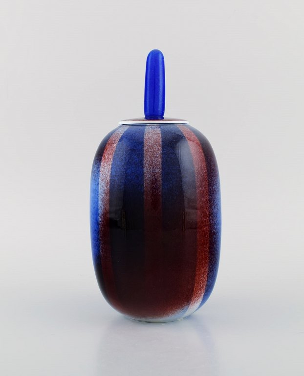 Suzanne Öhlén for Rörstrand. Lidded jar in glazed stoneware. Beautiful glaze in shades of blue and red. Striped design. 1980s.