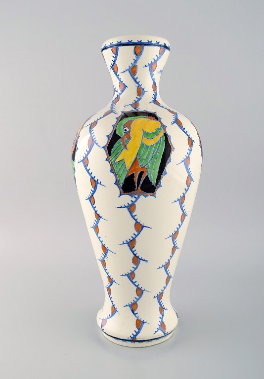 Boch Freres Keramis, Belgien. Stor art deco vase i glaseret keramik med håndmalede fugle. 1920/30