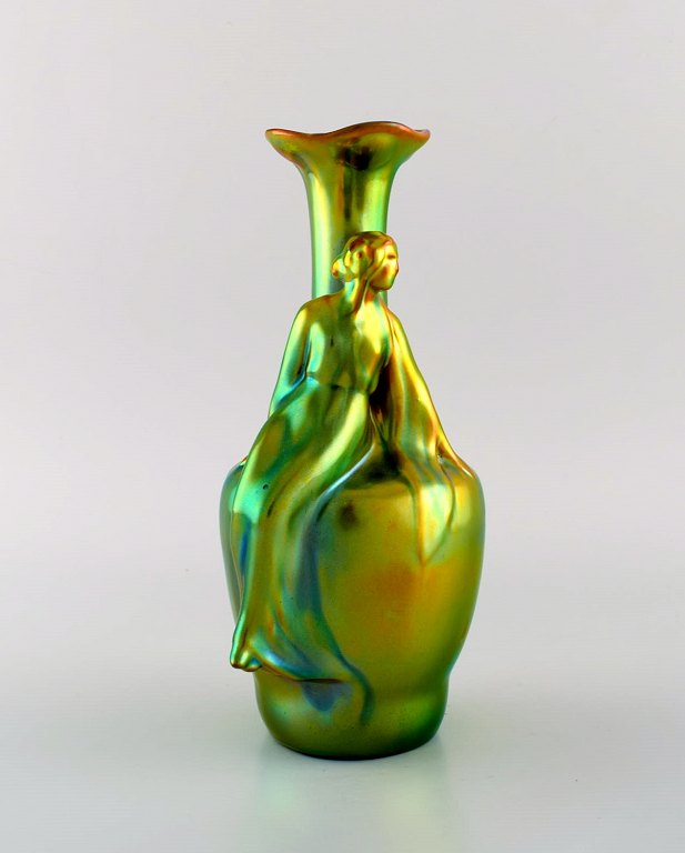 Zsolnay art nouveau vase i glaseret keramik modelleret med siddende kvinde. Smuk lustreglasur. 1920/30