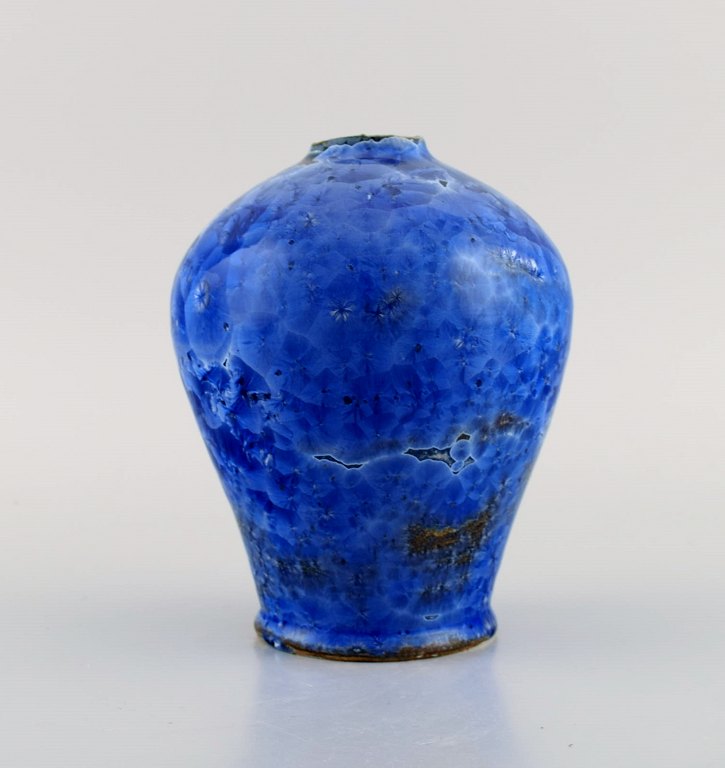Eli Keller (b. 1942), Sweden. Unique vase in glazed stoneware. Beautiful crystal glaze in shades of blue. 21st Century.