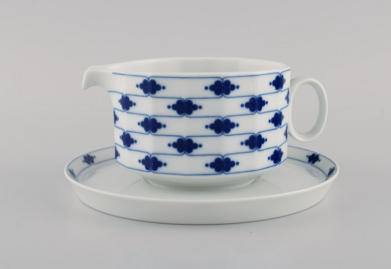 Tapio Wirkkala for Rosenthal. Corinth butter jug on saucer in blue painted porcelain. Modernist Finnish design. Dated 1979-80.
