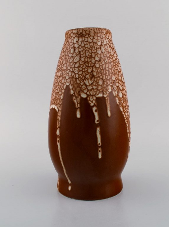 Leon Pointu (1879-1942), Frankrig. Stor art deco vase i glaseret stentøj. Smuk cremefarvet løbeglasur på rødbrun baggrund. 1930