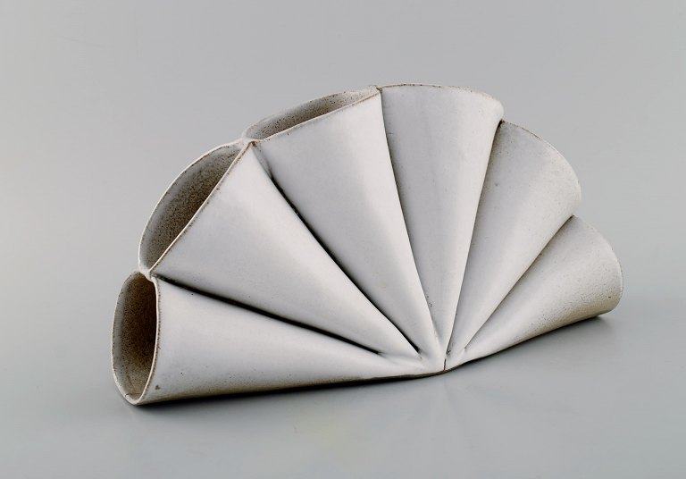 Lisa Hilland, svensk keramiker. Skulpturel unika vase i glaseret stentøj. 21. århundrede.