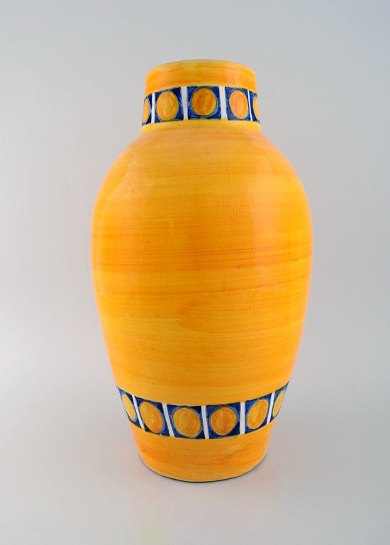 Poterie Serghini, Morocco. Large unique vase in hand-painted glazed stoneware. Beautiful glaze in yellow shades. Mid-20th century.
