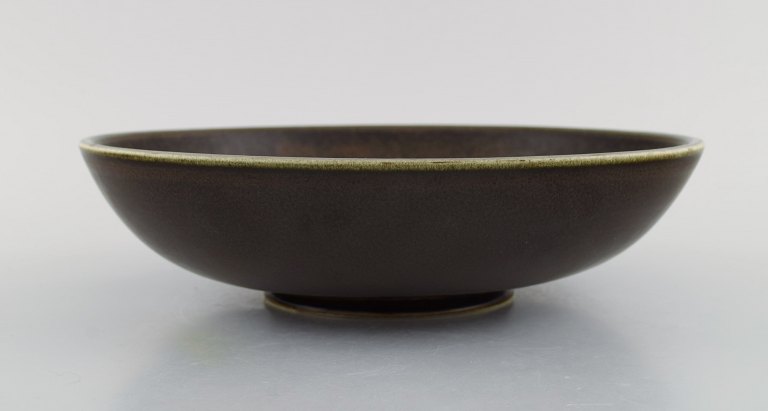 Round Rörstrand bowl in glazed ceramics. Beautiful glaze in brown shades. Mid-20th century.