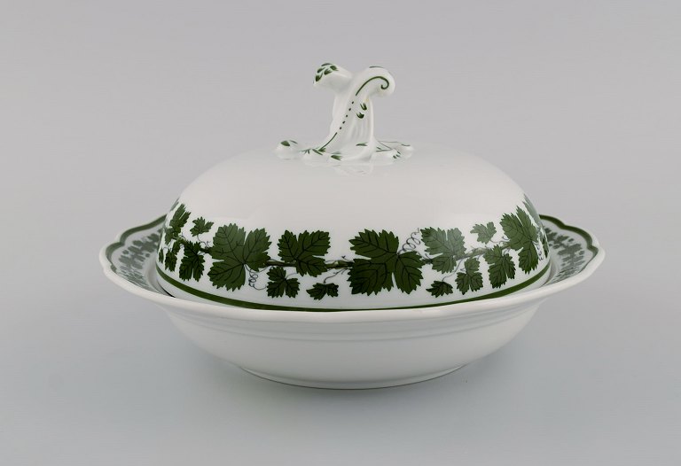 Meissen Green Ivy Vine Leaf lidded tureen in hand-painted porcelain. 20th century.
