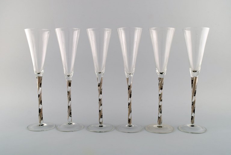 Skandinavisk glaskunst. Seks champagneglas i mundblæst kunstglas. Sent 1900-tallet.