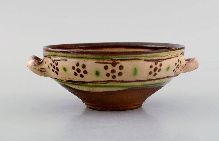 Gutte Eriksen (1918-2008), eget værksted. Øreskål med hanke i glaseret stentøj. Dansk design, midt 1900-tallet.