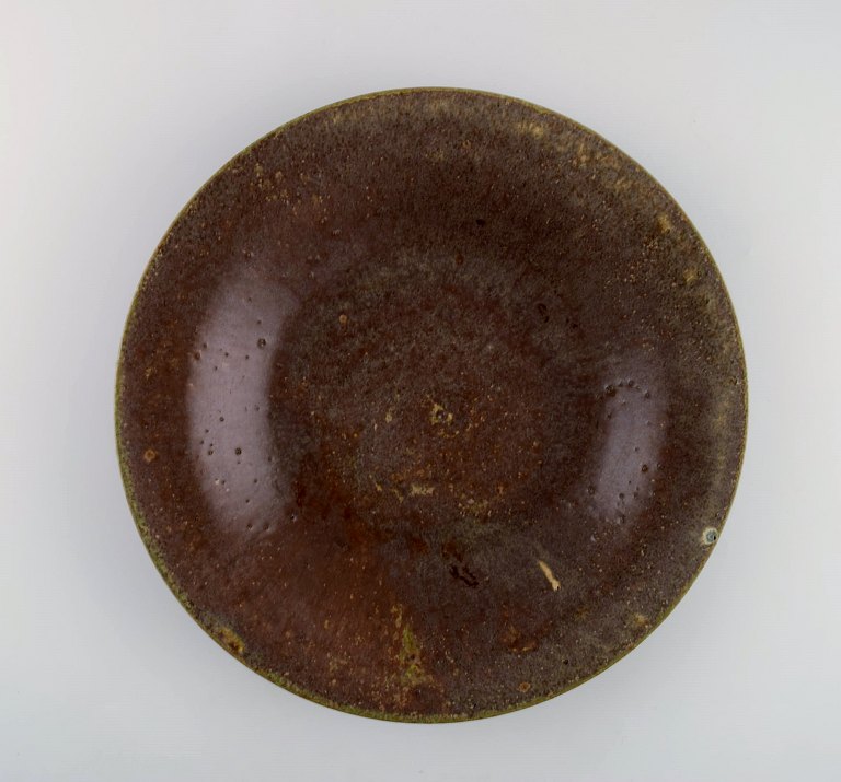 Arne Bang (1901-1983), Danmark. Rund skål/ fad i glaseret keramik. Modelnummer 50. 1940/50