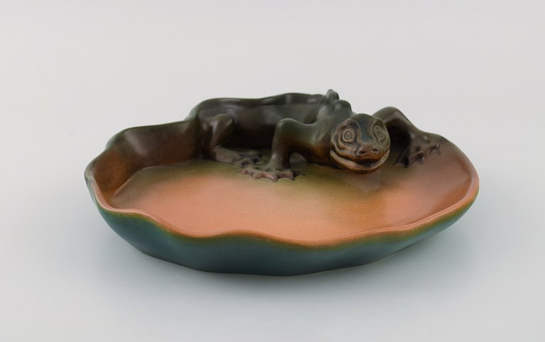 Ipsens enke, Danmark. Sjældent fad i håndmalet glaseret keramik modelleret med øgle. 1920