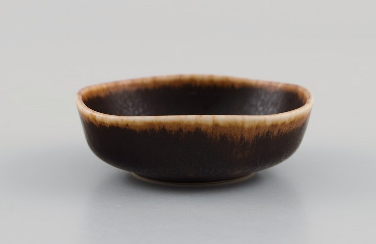 Eva Stæhr-Nielsen for Saxbo. Miniature bowl in glazed stoneware. Beautiful glaze in brown shades. Mid-20th century.