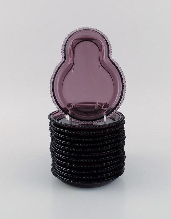 Skandinavisk glaskunstner. 12 sjældne tallerkener i lilla kunstglas. 1960/70