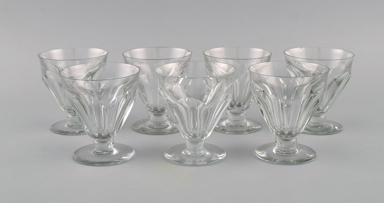 Baccarat, France. Seven Tallyrand glasses in clear mouth-blown crystal glass. Mid-20th century.