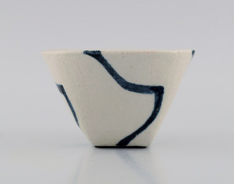 Danish studio ceramicist. Unique bowl in glazed stoneware. Late 20th century.