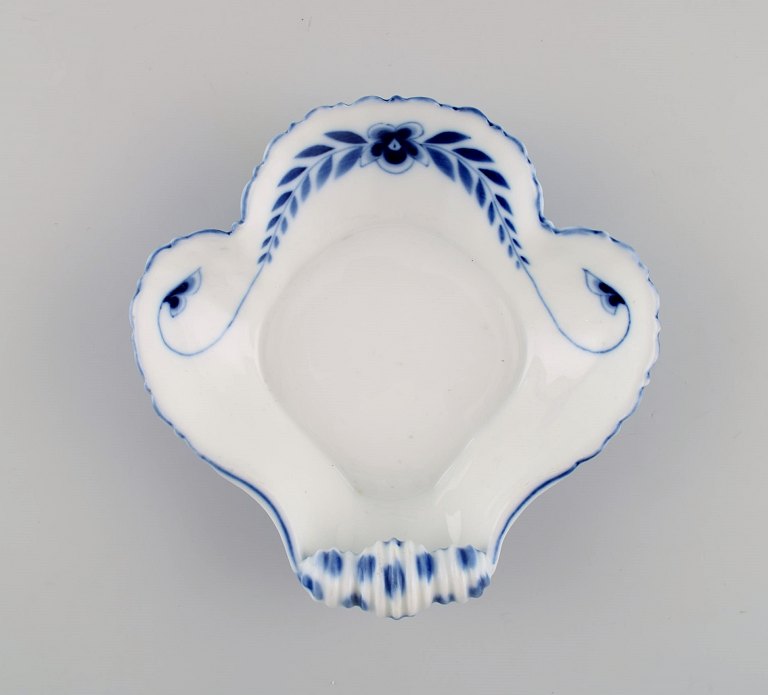 Antik muslingeformet Bing & Grøndahl skål i håndmalet porcelæn. Tidligt 1900-tallet.