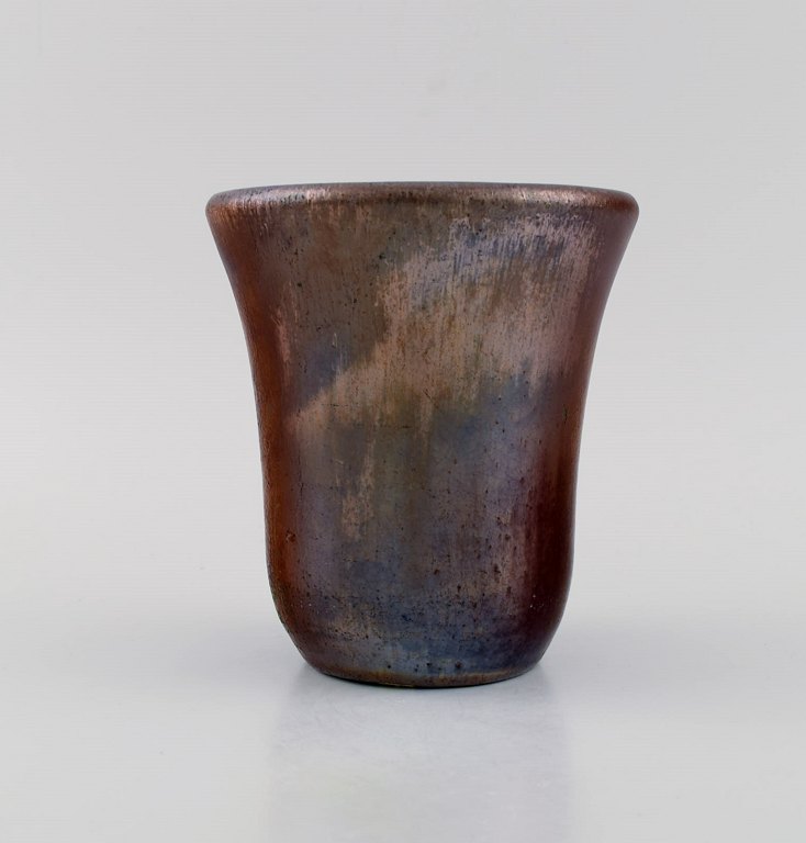 Søren Kongstrand (1872-1951), Danmark. Vase i glaseret stentøj. Smuk metallisk lustreglasur i røde nuancer. 1920