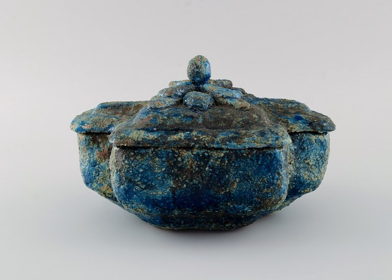 Albert Dahan for Vallauris. Unique art deco lidded chest in glazed stoneware. Beautiful glaze in shades of blue. Ca. 1970.