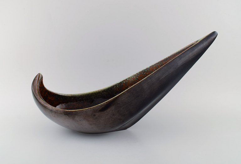 Maxime Fillon (1920-2003), France. Giant freeform bowl in glazed stoneware. Mid-20th century.