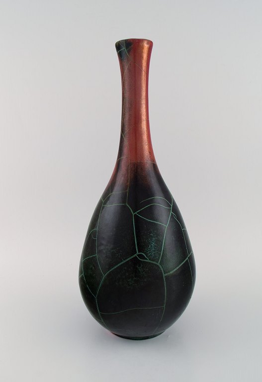 Richard Uhlemeyer, Tyskland. Vase i glaseret keramik. Smuk krakeleret glasur i mørkerøde og turkis nuancer. 1950