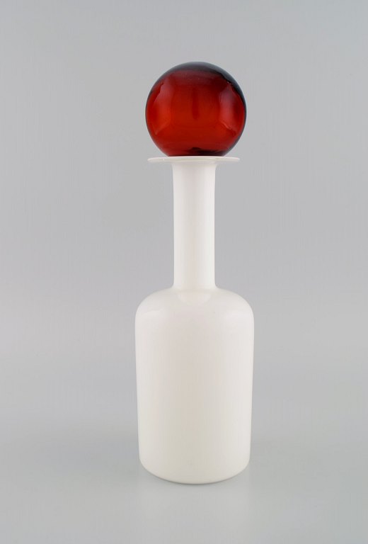 Otto Brauer for Holmegaard. Vase/flaske i hvidt kunstglas med rød kugle. 1960