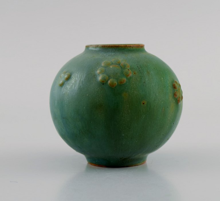 Arne Bang (1901-1983), Denmark. Round vase in glazed ceramics. Beautiful glaze in shades of green. Mid-20th century.