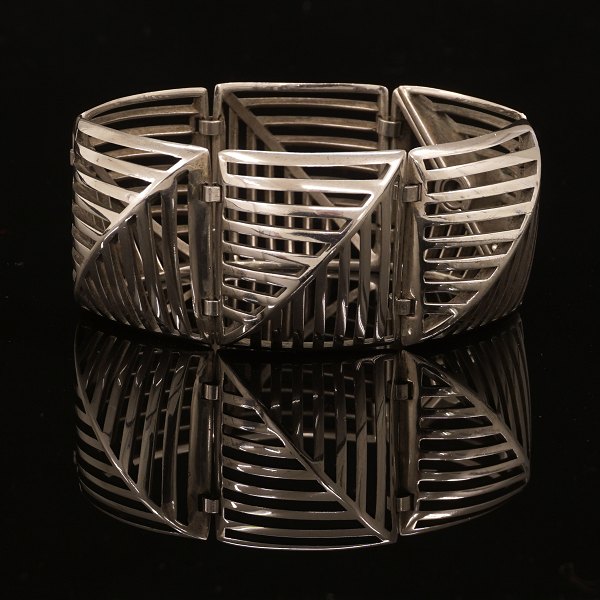 Nanna Ditzel for Georg Jensen sterlingsilver bracelet. #389. L: 18,5cm. W: 3cm. W: 80gr