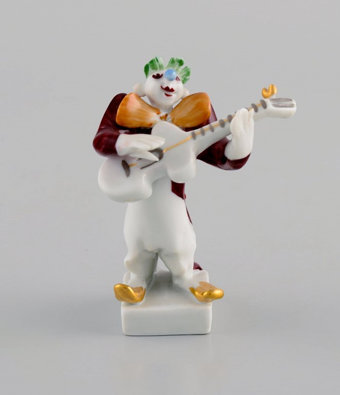 Peter Strang (b.1936) for Meissen. Figure in hand-painted porcelain. Bassist from the clown orchestra. Late 20th century.