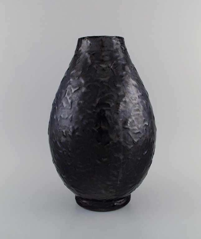 Jerome Massier (1850-1916) for Vallauris. Large antique vase in glazed stoneware. Beautiful metallic glaze in black shades. Early 20th century.
