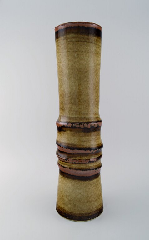 Olle Alberius for Rörstrand. Gulvvase i glaseret keramik. Smuk glasur i brune og lyse jordnuancer. 1960