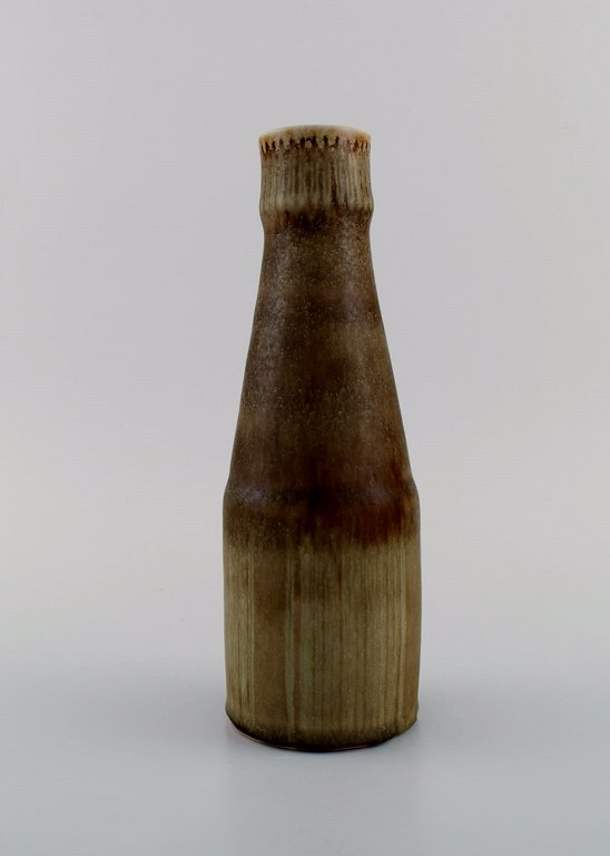 Carl Harry Stålhane (1920-1990) for Rörstrand. Vase in glazed ceramics. Beautiful glaze in brown and light earth tones. 1960s.
