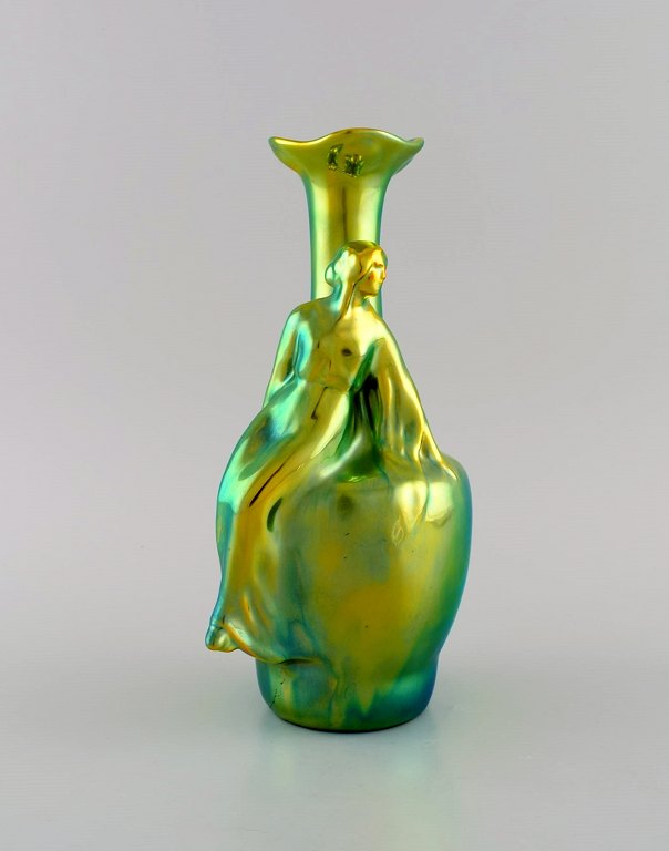 Zsolnay art nouveau vase i glaseret keramik modelleret med siddende kvinde. Smuk lustreglasur. 1900-tallet.