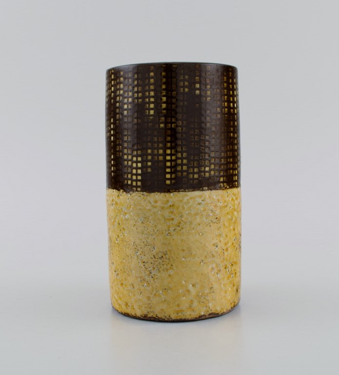 Ingrid Atterberg (1920-2008) for Upsala-Ekeby. Yondel vase i glaseret stentøj. Delt glasur i brune og sennepsgule nuancer. Ca. 1960.