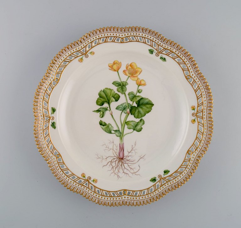 Royal Copenhagen Flora Danica stor middagstallerken / fad i håndmalet 
gennembrudt porcelæn med blomster og gulddekoration. 
