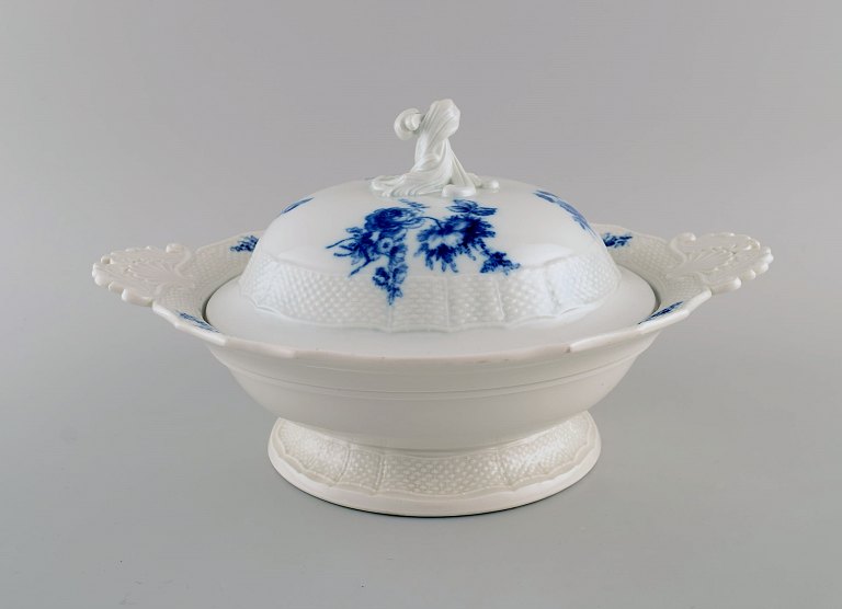 Antique Meissen lidded tureen with handles in hand-painted porcelain. Blue flowers and butterflies. Late 19th century.