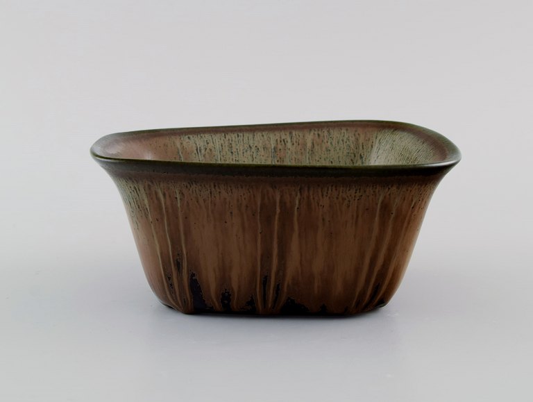 Gunnar Nylund (1904-1997) for Rörstrand. Bowl in glazed ceramics. Beautiful glaze in earth tones. Mid-20th century.