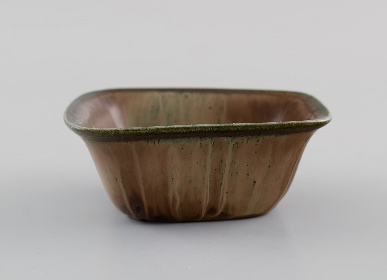 Gunnar Nylund (1904-1997) for Rörstrand. Bowl in glazed ceramics. Beautiful glaze in light earth tones. Mid-20th century.