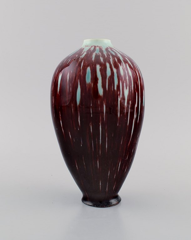 Isak Isaksson, Swedish ceramicist. Unique vase in glazed ceramics. Beautiful glaze in turquoise and dark red shades. Late 20th century.