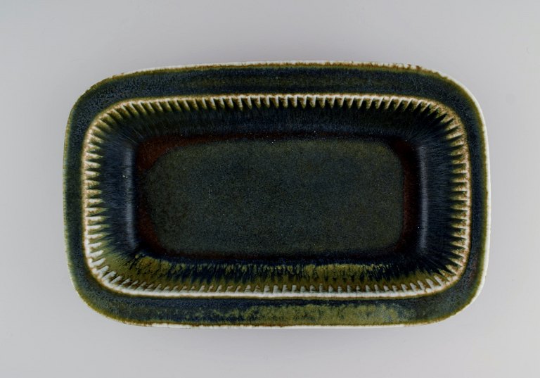 Carl Harry Stålhane (1920-1990) for Rörstrand. Stor skål i glaseret keramik. Smuk glasur i blå og grønne nuancer. Midt 1900-tallet.