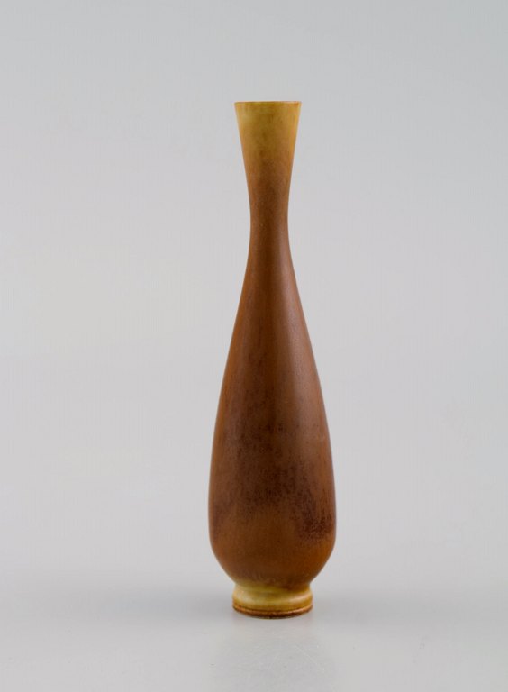 Berndt Friberg (1899-1981) for Gustavsberg Studiohand. Miniature vase in glazed ceramics. Beautiful glaze in light brown shades. Mid-20th century.